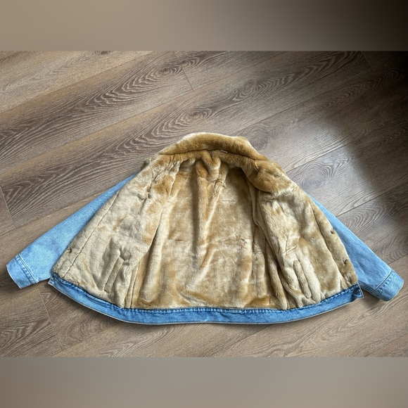 Levi's Blue Denim Jacket with Tan Faux Fur Collar - Picture 5 of 16